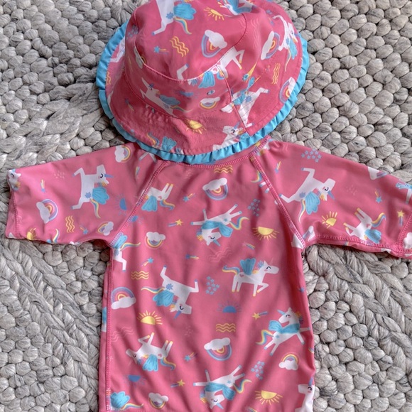 2 pc Skinz UV 50 unicorn rash guard and reversible bucket hat - Picture 9 of 9